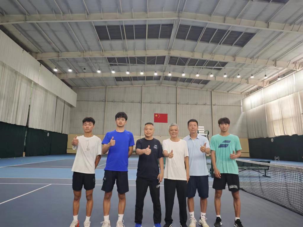 运动员们在比赛中展示团队合作与个人实力
