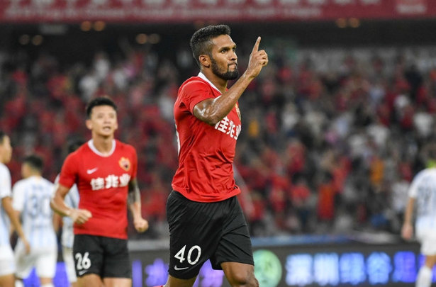 关于上港狂胜：连续五场不败，稳坐积分榜首位的信息