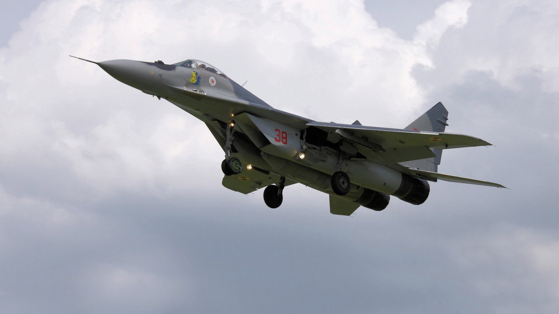 F1街道赛焦点战，东方引擎的轰鸣，日本天才横扫挪威冰王子